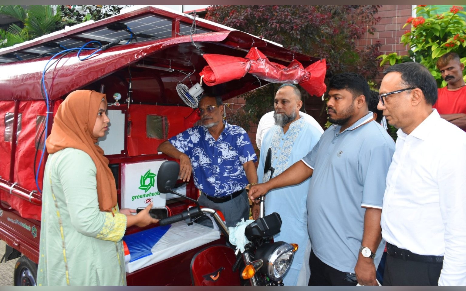 সৌরবিদ্যুৎ চালিত এই বিশেষ থ্রি-হুইলার অ্যাম্বুলেন্স’র কার্যক্রমের উদ্বোধন